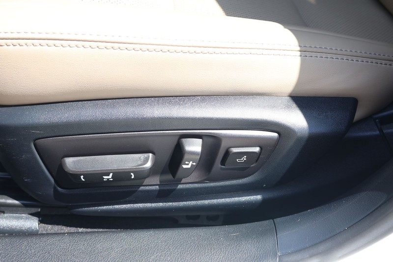 Lexus GS 200t Vehicle Full-screen Gallery Image 19