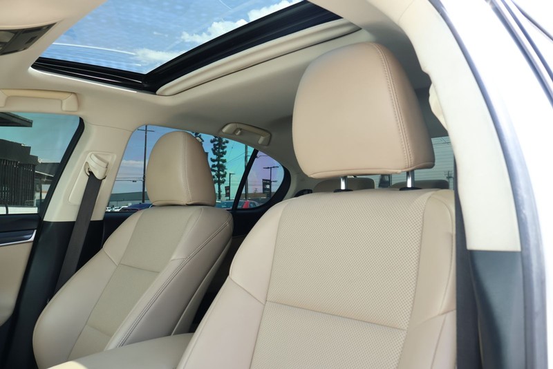Lexus GS 200t Vehicle Full-screen Gallery Image 21