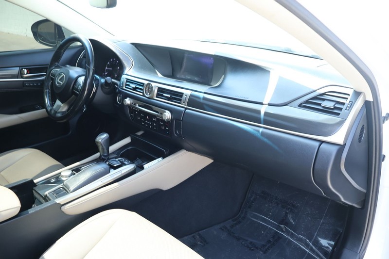Lexus GS 200t Vehicle Full-screen Gallery Image 22