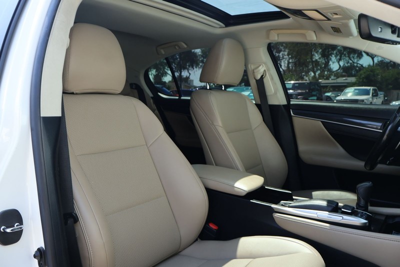Lexus GS 200t Vehicle Full-screen Gallery Image 24
