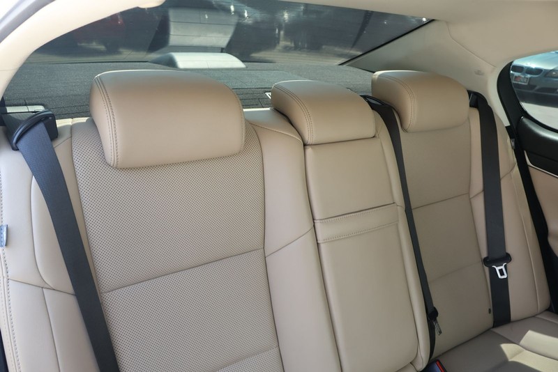 Lexus GS 200t Vehicle Full-screen Gallery Image 25
