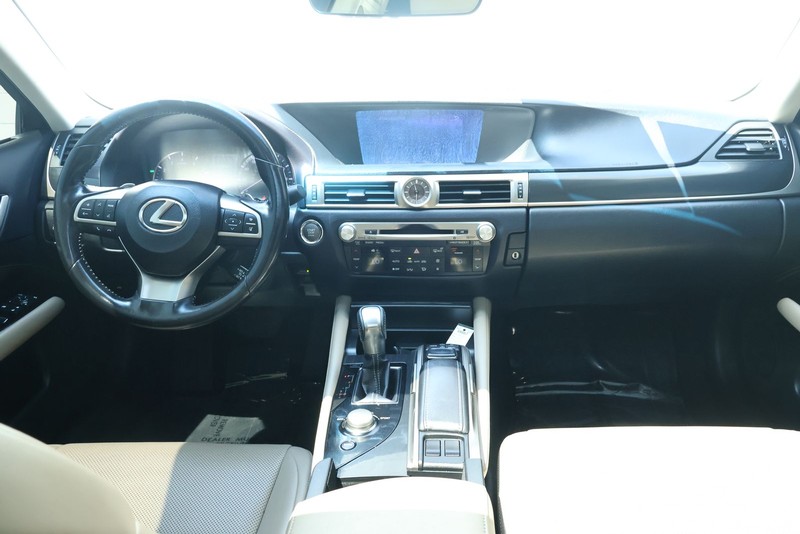 Lexus GS 200t Vehicle Full-screen Gallery Image 26