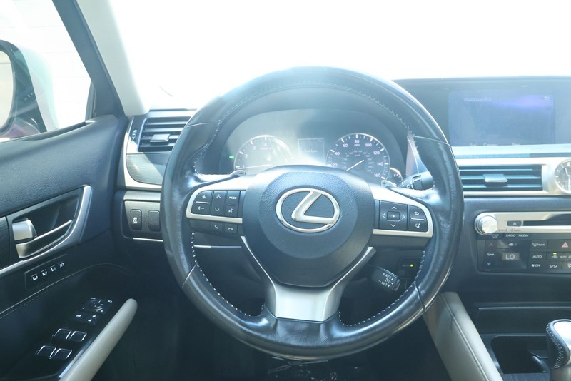 Lexus GS 200t Vehicle Full-screen Gallery Image 28