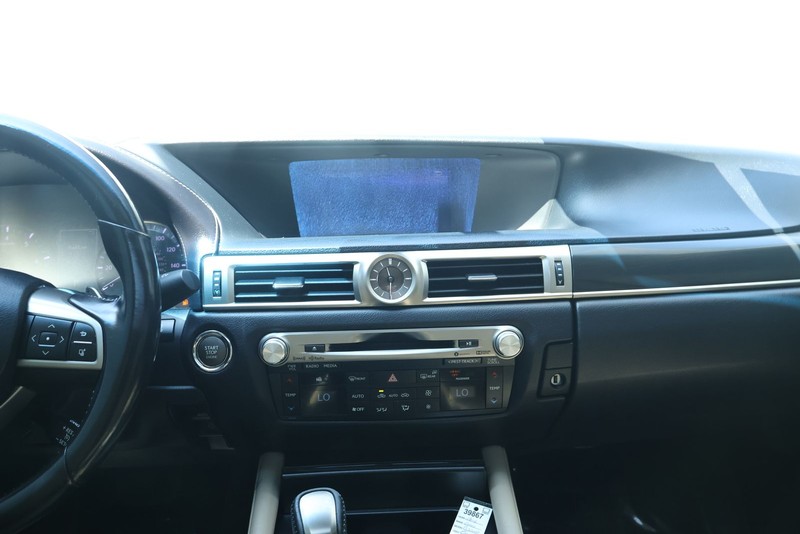Lexus GS 200t Vehicle Full-screen Gallery Image 30