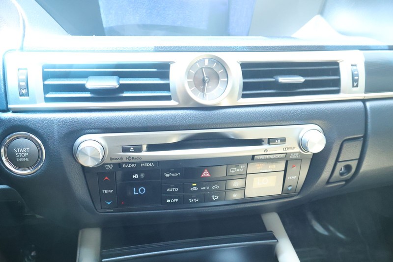 Lexus GS 200t Vehicle Full-screen Gallery Image 32