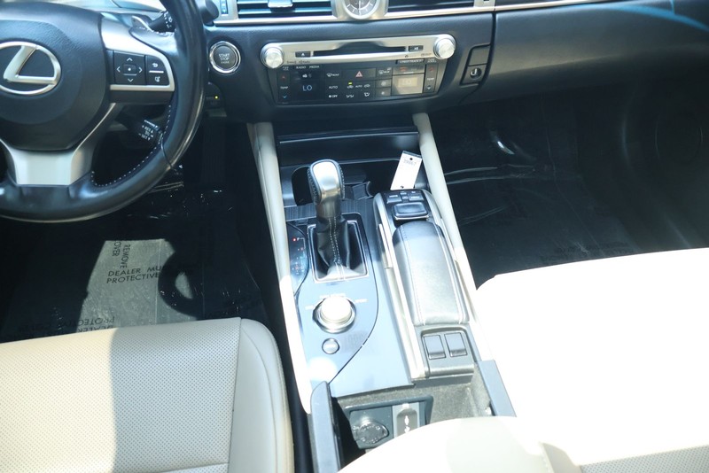 Lexus GS 200t Vehicle Full-screen Gallery Image 33
