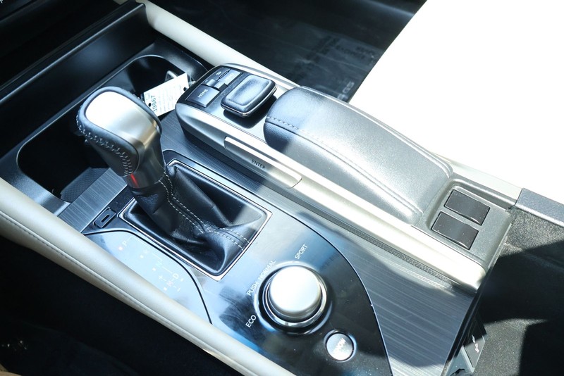 Lexus GS 200t Vehicle Full-screen Gallery Image 34