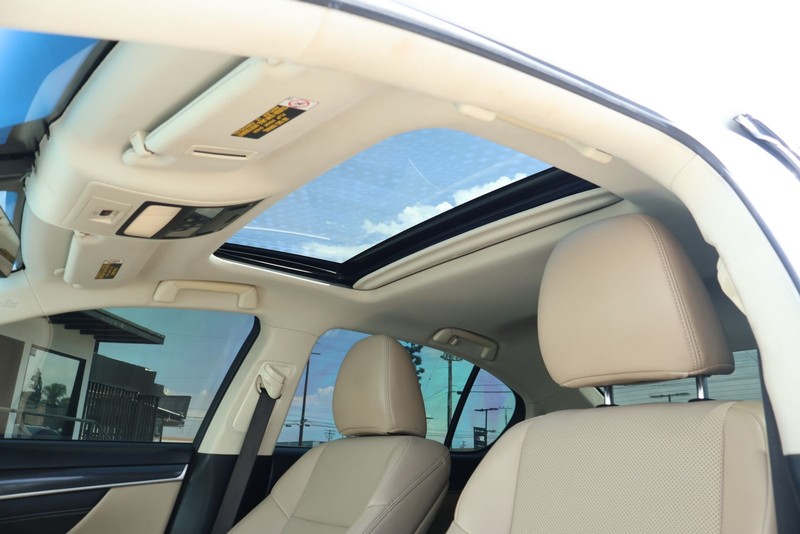 Lexus GS 200t Vehicle Full-screen Gallery Image 35
