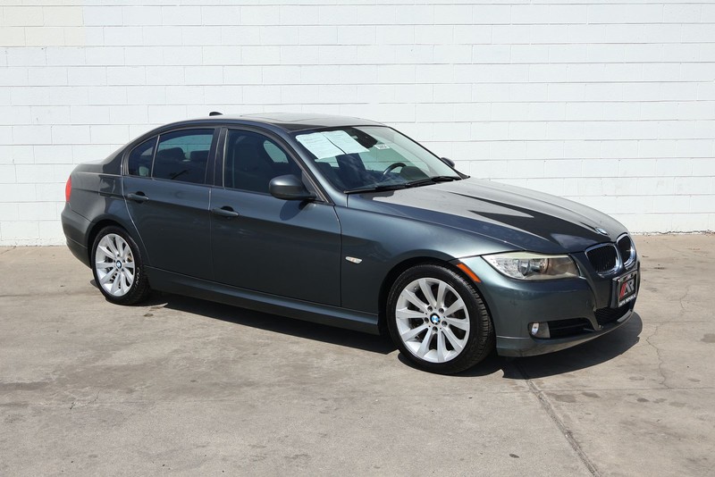 BMW 3 Series Vehicle Full-screen Gallery Image 01