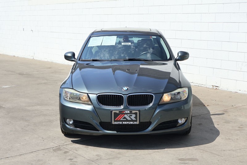 BMW 3 Series Vehicle Full-screen Gallery Image 02