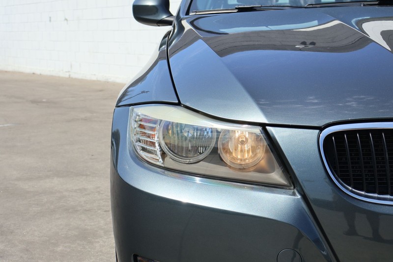 BMW 3 Series Vehicle Full-screen Gallery Image 03