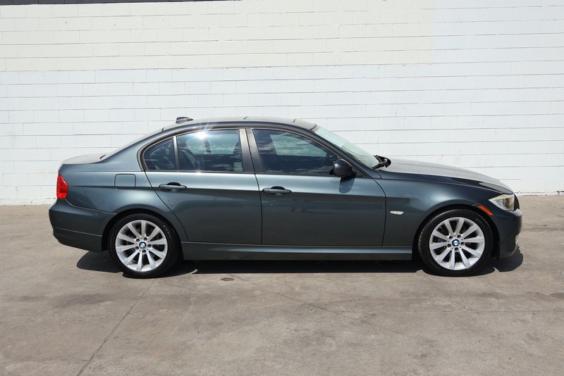BMW 3 Series Vehicle Full-screen Gallery Image 04