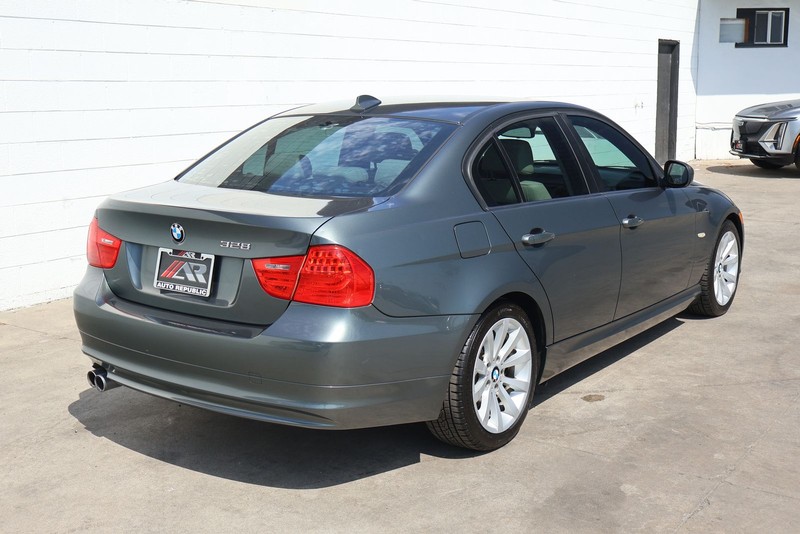 BMW 3 Series Vehicle Full-screen Gallery Image 05