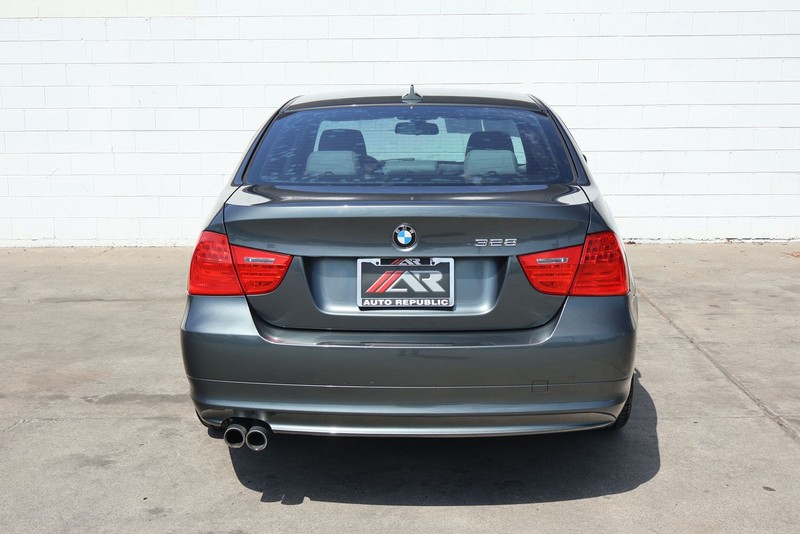 BMW 3 Series Vehicle Full-screen Gallery Image 06