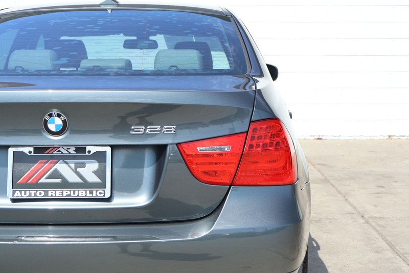 BMW 3 Series Vehicle Full-screen Gallery Image 07