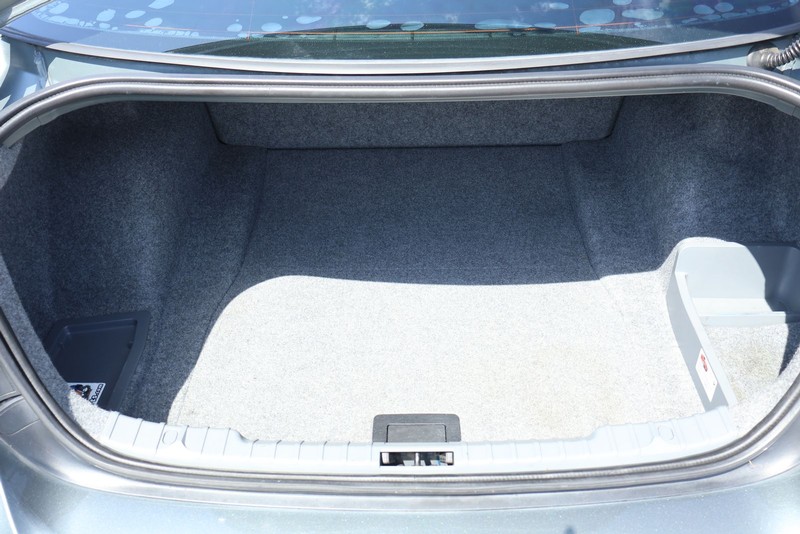 BMW 3 Series Vehicle Full-screen Gallery Image 08