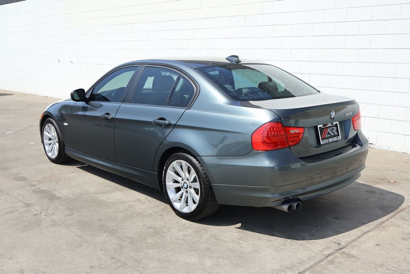 BMW 3 Series Vehicle Full-screen Gallery Image 09