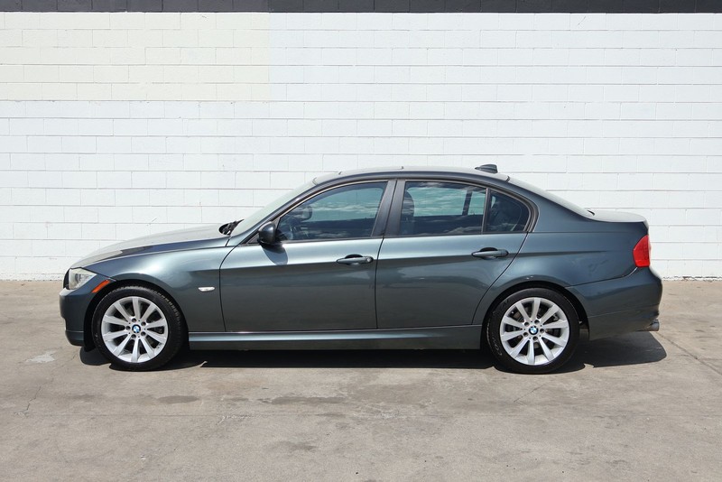 BMW 3 Series Vehicle Full-screen Gallery Image 10