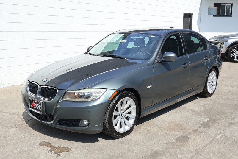 BMW 3 Series Vehicle Full-screen Gallery Image 11