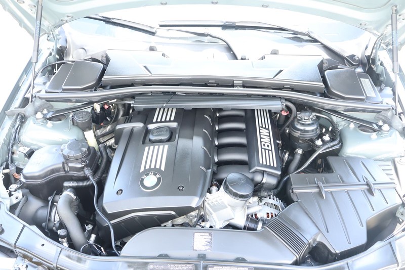 BMW 3 Series Vehicle Full-screen Gallery Image 12