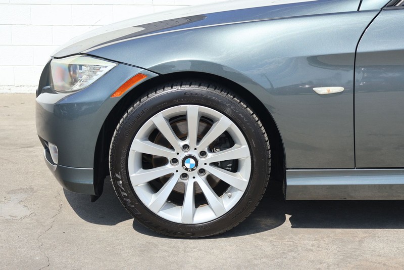 BMW 3 Series Vehicle Full-screen Gallery Image 13