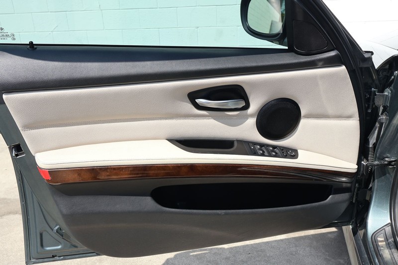 BMW 3 Series Vehicle Full-screen Gallery Image 14
