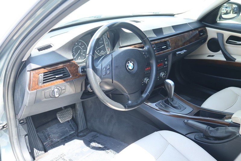 BMW 3 Series Vehicle Full-screen Gallery Image 15