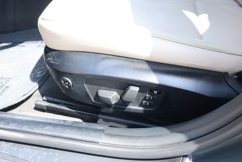 BMW 3 Series Vehicle Full-screen Gallery Image 16