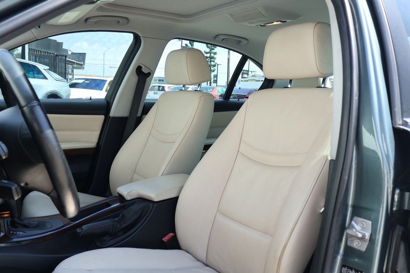 BMW 3 Series Vehicle Full-screen Gallery Image 17