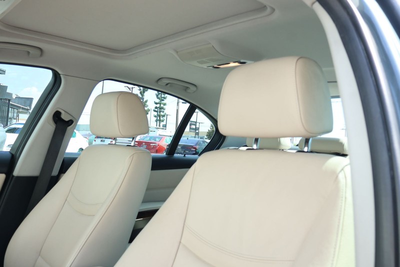 BMW 3 Series Vehicle Full-screen Gallery Image 18