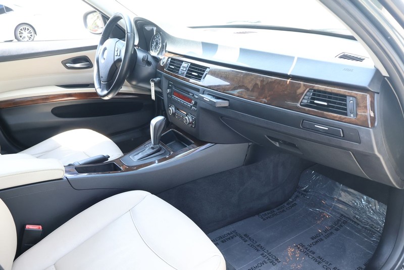 BMW 3 Series Vehicle Full-screen Gallery Image 19