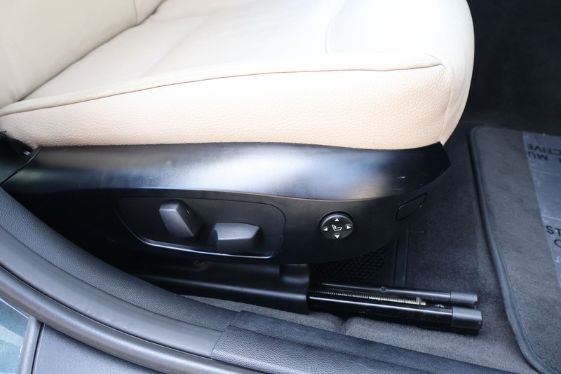 BMW 3 Series Vehicle Full-screen Gallery Image 20