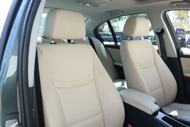 BMW 3 Series Vehicle Full-screen Gallery Image 21