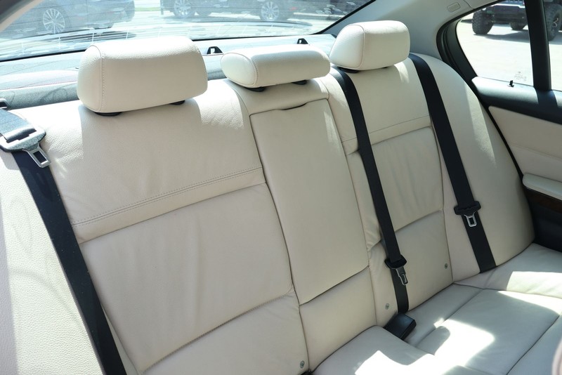 BMW 3 Series Vehicle Full-screen Gallery Image 22