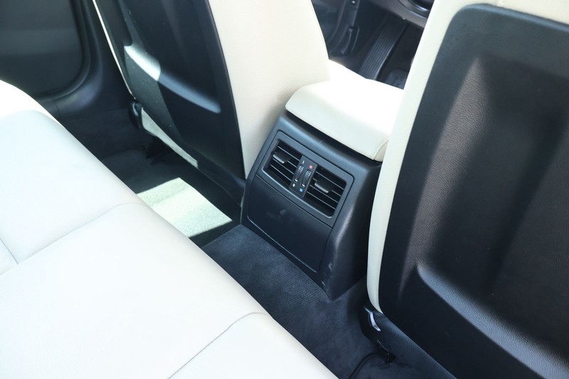 BMW 3 Series Vehicle Full-screen Gallery Image 23