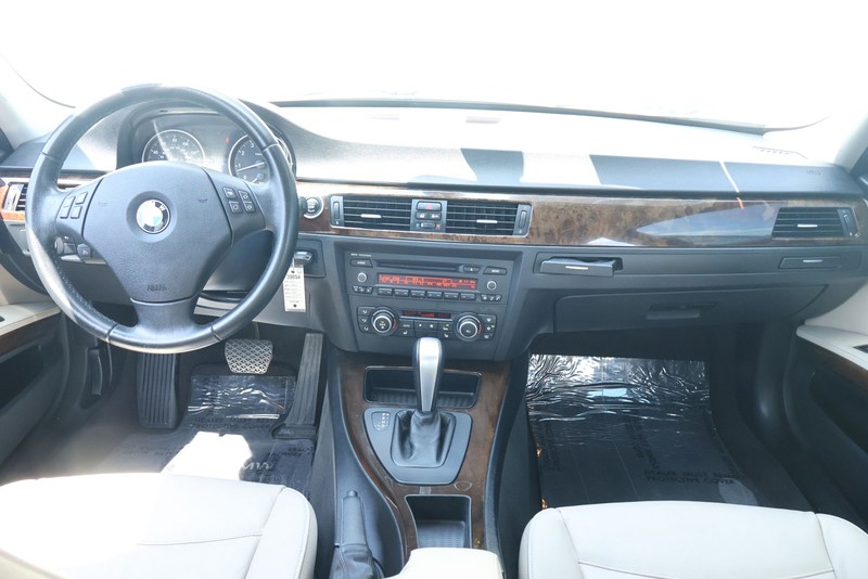BMW 3 Series Vehicle Full-screen Gallery Image 24