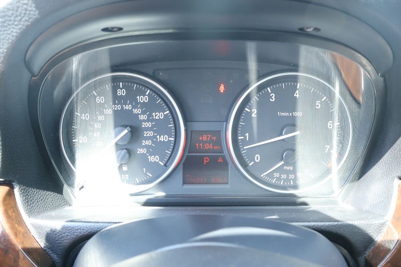 BMW 3 Series Vehicle Full-screen Gallery Image 25