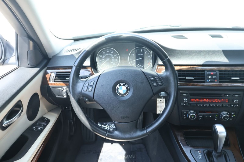 BMW 3 Series Vehicle Full-screen Gallery Image 26