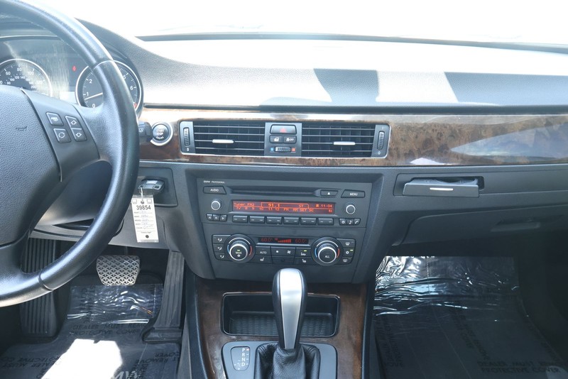 BMW 3 Series Vehicle Full-screen Gallery Image 27