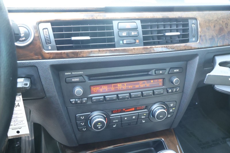 BMW 3 Series Vehicle Full-screen Gallery Image 28