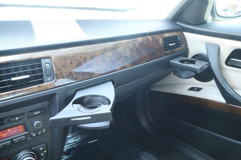 BMW 3 Series Vehicle Full-screen Gallery Image 29