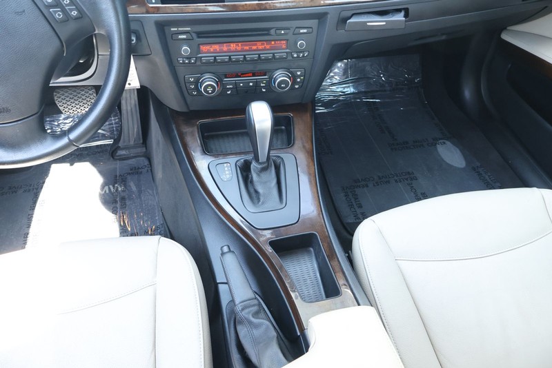 BMW 3 Series Vehicle Full-screen Gallery Image 30