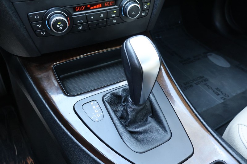 BMW 3 Series Vehicle Full-screen Gallery Image 31