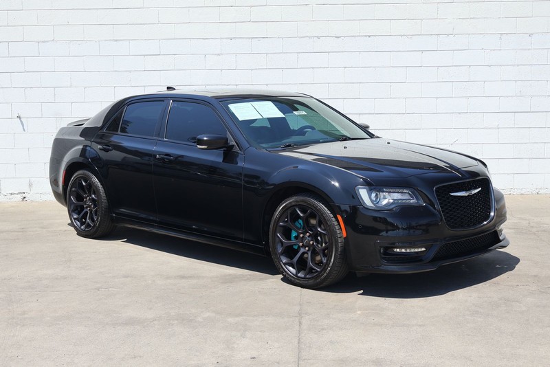 Chrysler 300 Vehicle Full-screen Gallery Image 01