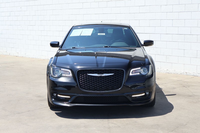 Chrysler 300 Vehicle Full-screen Gallery Image 02