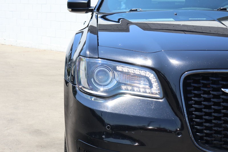 Chrysler 300 Vehicle Full-screen Gallery Image 03