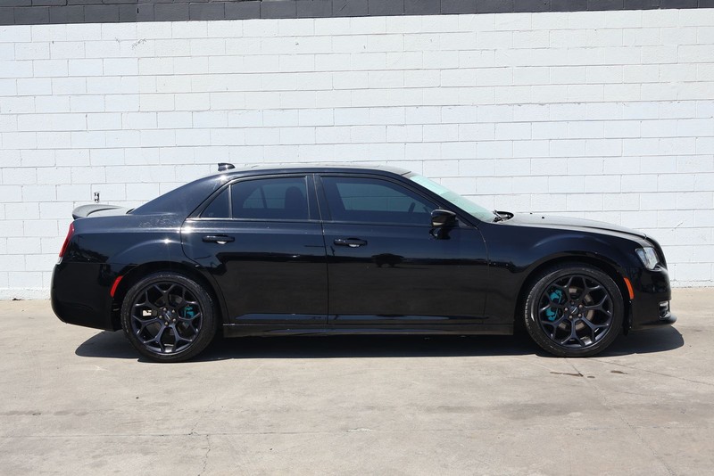 Chrysler 300 Vehicle Full-screen Gallery Image 04