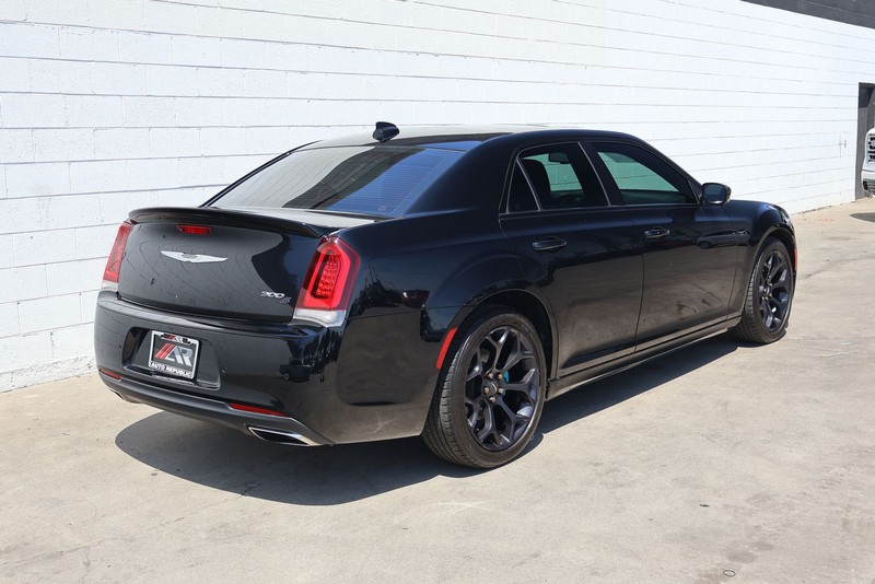 Chrysler 300 Vehicle Full-screen Gallery Image 05