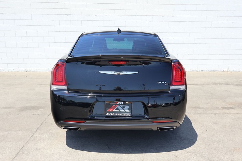 Chrysler 300 Vehicle Full-screen Gallery Image 06