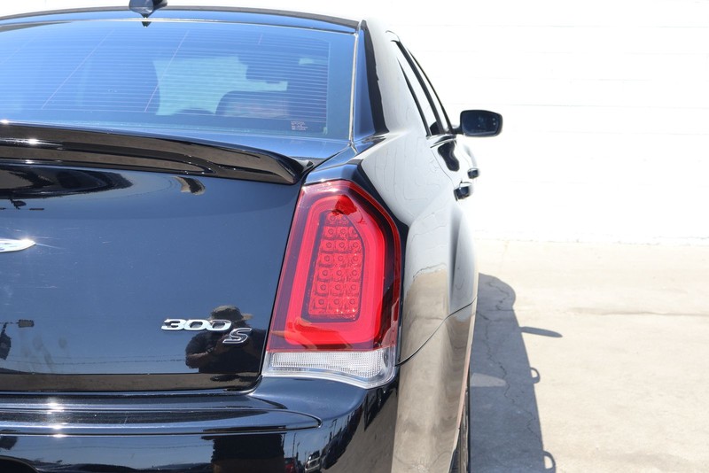 Chrysler 300 Vehicle Full-screen Gallery Image 07
